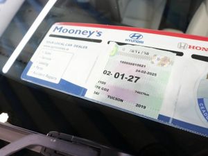 Hyundai Tucson PREMIUM 1.6L DIESEL SUV HERE AT MOO - Image 4