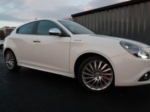 ALFA ROMEO 2015 PEARL WHITE - Image 2