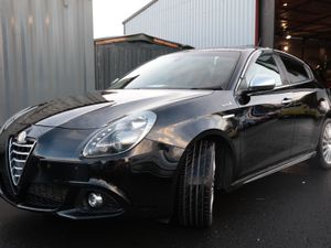 ALFA ROMEO SPORTS 2015 BLACK - Image 2