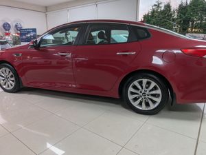 2017 Kia Optima EX - Image 2