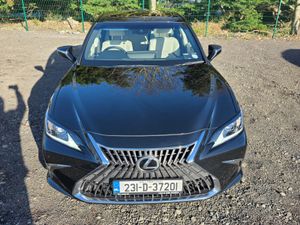 Lexus ES 2023 Hybrid Automatic One Owner - Image 4