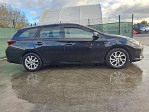 *182 Toyota Auris  Hybrid  Automatic - Image 3