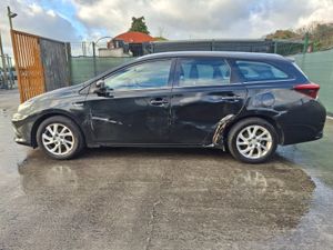 *182 Toyota Auris  Hybrid  Automatic - Image 4