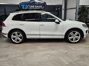 15 VOLKSWAGEN TOUAREG R-LINE 5 SEATER - Image 3