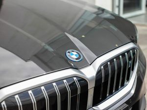 BMW i5 eDrive40 Sport Edition Saloon - Image 3