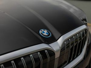 BMW 5-Series 530e - Image 3