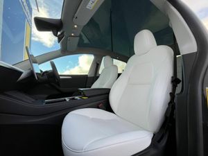 Tesla Model Y LONG RANGE DUAL MOTOR // PANORAMIC S - Image 2