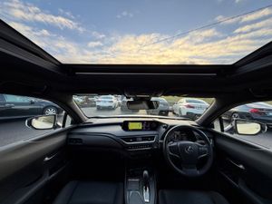 UX300e - Premium plus - Sunroof - Image 2