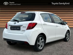 Toyota Yaris HYBRID LUXURY // REAR CAMERA // BLUET - Image 2