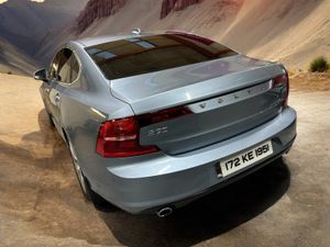 2017 Volvo S90 D4 2.0L 190hp Momentum Geartronic - Image 2