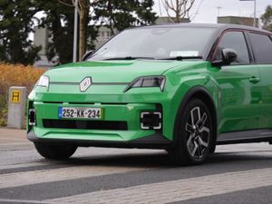 Renault 5 Techno 52kWh 150hp,  2 Tone Roof - Image 3