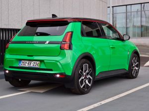 Renault 5 Techno 52kWh 150hp,  2 Tone Roof - Image 4