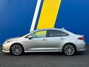 Toyota Corolla LUNA SPORT 1.8 HYBRID // LEATHER HE - Image 3