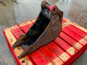 9" MINI DIGGER BUCKET..........30mm PINS......... - Image 3