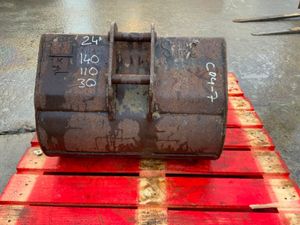 24" MINI DIGGER BUCKET......30mm PINS.......C04. - Image 4