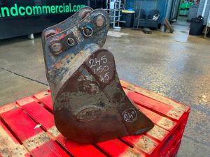 24" STRICKLAND BUCKET.....45mm PINS........687. - Image 4