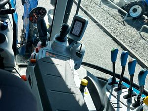 Ex Demo T6.180 DC with Quicke Q5m Loader - Image 4