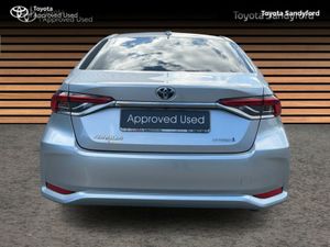 Toyota Corolla LUNA SPORT SALOON // HEATED SEATS / - Image 4