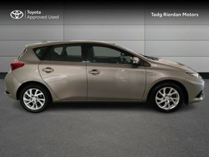 Toyota Auris 1.8 HYBRID LUNA 4DR AUTO - Image 3