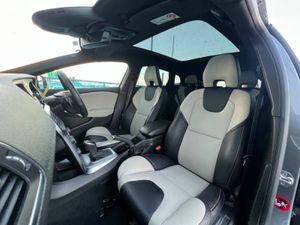 Volvo V40 D4 CROSS COUNTRY 2.0 D // PANORAMIC SUNR - Image 2