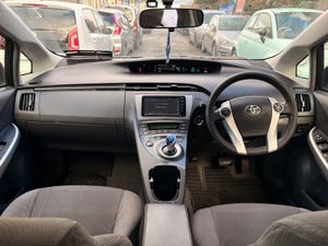 Toyota Prius 2011 comes with FRESH NCT - Image 3