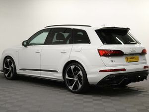 Audi Q7 TFSIe V6 Black Edition - Image 4