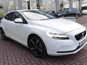 2017 VOLVO V40 - Image 2