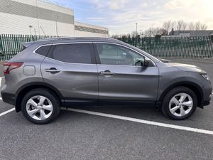 Nissan Qashqai 1.3 PETROL, PAN ROOF, FINANCE , NAT - Image 4