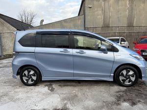 HONDA FREED 2016 PREMIUM  EDITION 6 SEATS HYBRID - Image 3