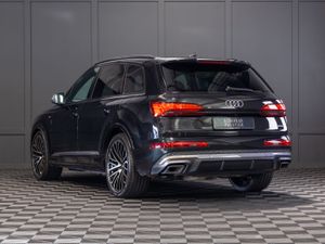 2025 Audi Q7 55 TFSIe Quattro S-Line - Image 4