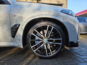 2025 BMW X5 50E M-SPORT AUTO.PAN ROOF. - Image 4