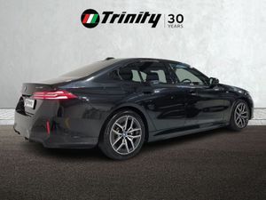 BMW i5 ** i5 M-SPORT e DRIVE 40 ** PANORAMIC SUNRO - Image 3