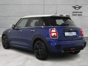 Mini Cooper 5-Door Cooper Sport - Image 2