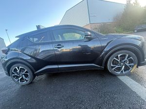 Toyota CHR 2018 black hybrid - Image 3