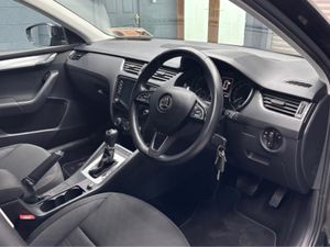 Skoda Octavia AMBITION 1.6 TDI 115HP DSG 4 4DR AUT - Image 4