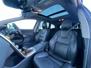 Volvo XC60 D4 CLASSIC 2.0 D // OPENING PAN ROOF // - Image 2