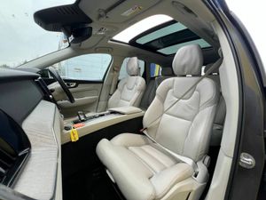 Volvo XC60 T6 PLUS DARK AWD 2.0 HYBRID // OPENING - Image 2