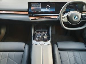 BMW i5 eDrive40 Sport Edition Touring - Image 4