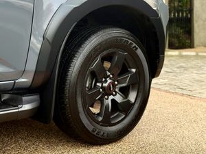 252D Isuzu D-Max LSE AUTO FULL SPEC 4,300km - Image 4