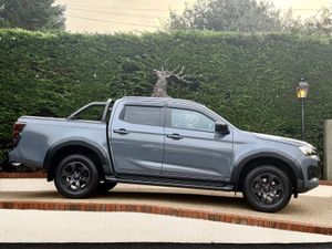 252D Isuzu D-Max LSE AUTO FULL SPEC 4,300km - Image 3