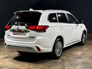Mitsubishi Outlander 2.4 AUTOMATIC HYBRID - ALLOY - Image 4