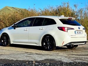 Toyota Corolla Touring Hybrid - Image 4