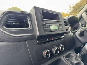 Nissan NV400 2.3 dCi 3.5t LWB Curtainsider - Image 3