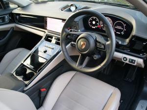 Porsche Panamera 4 E-Hybrid - Image 4