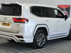 Toyota Land Cruiser LC300 DIESEL 2025 - Image 4