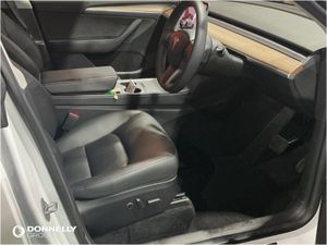 Tesla Model Y Hatchback - Image 4