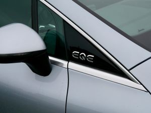 2024 Mercedes Benz EQE 300 AMG LINE PREMIUM - Image 4