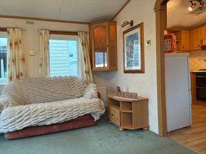 AND IT HAS A BEAUTIFUL BATHROOM - Image 3