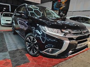 2017 Mitsubishi Outlander Low Milage-mint conditio - Image 3