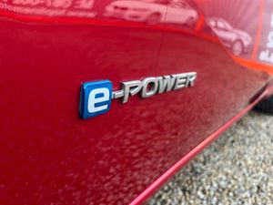 ==HYBRID//LOW KMS//AUTO//LIKE NEW - Image 3